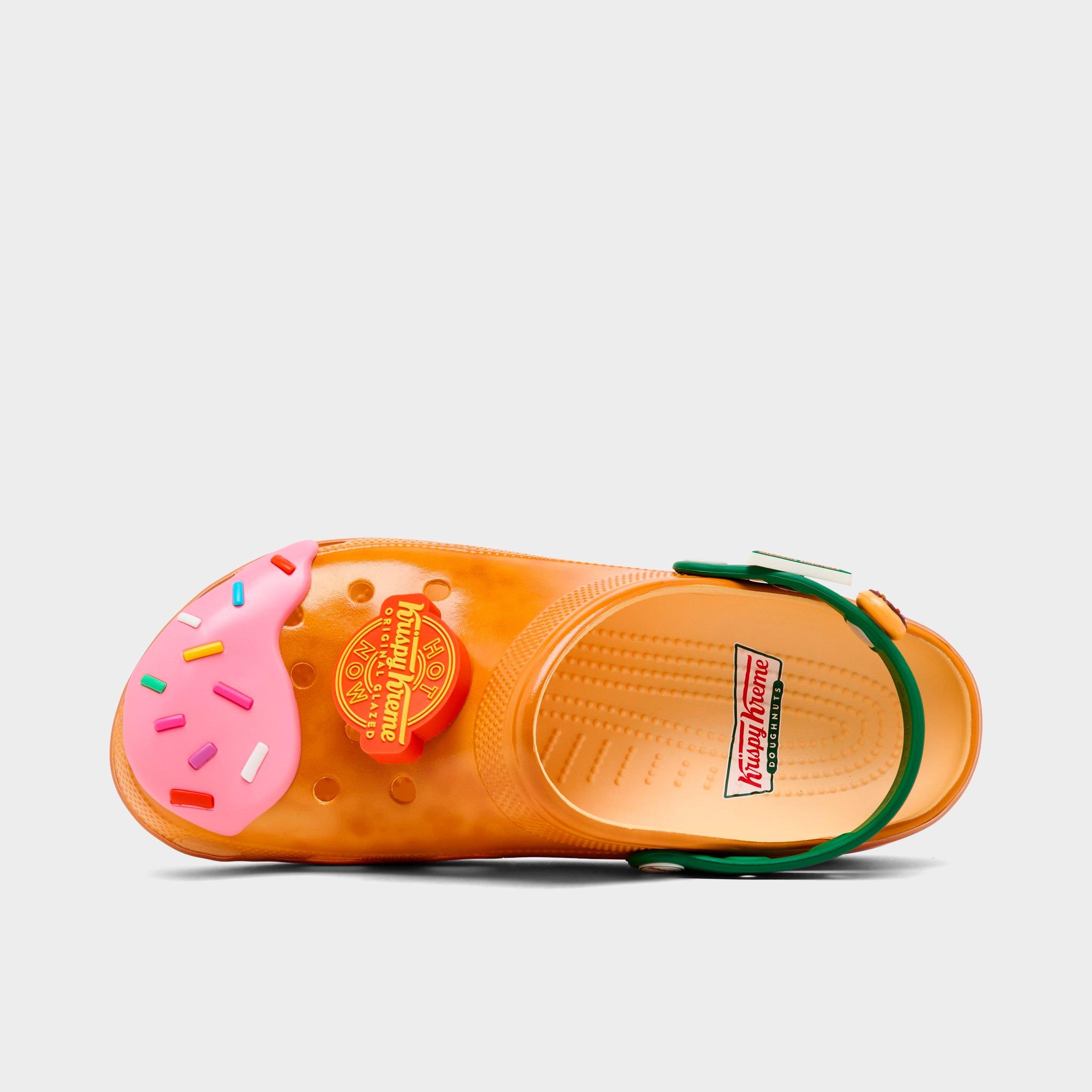 靴 Krispy Kreme x Crocs Classic Clog CROCS x Krispy Kreme Classic Clogs - GOLD | Tillys