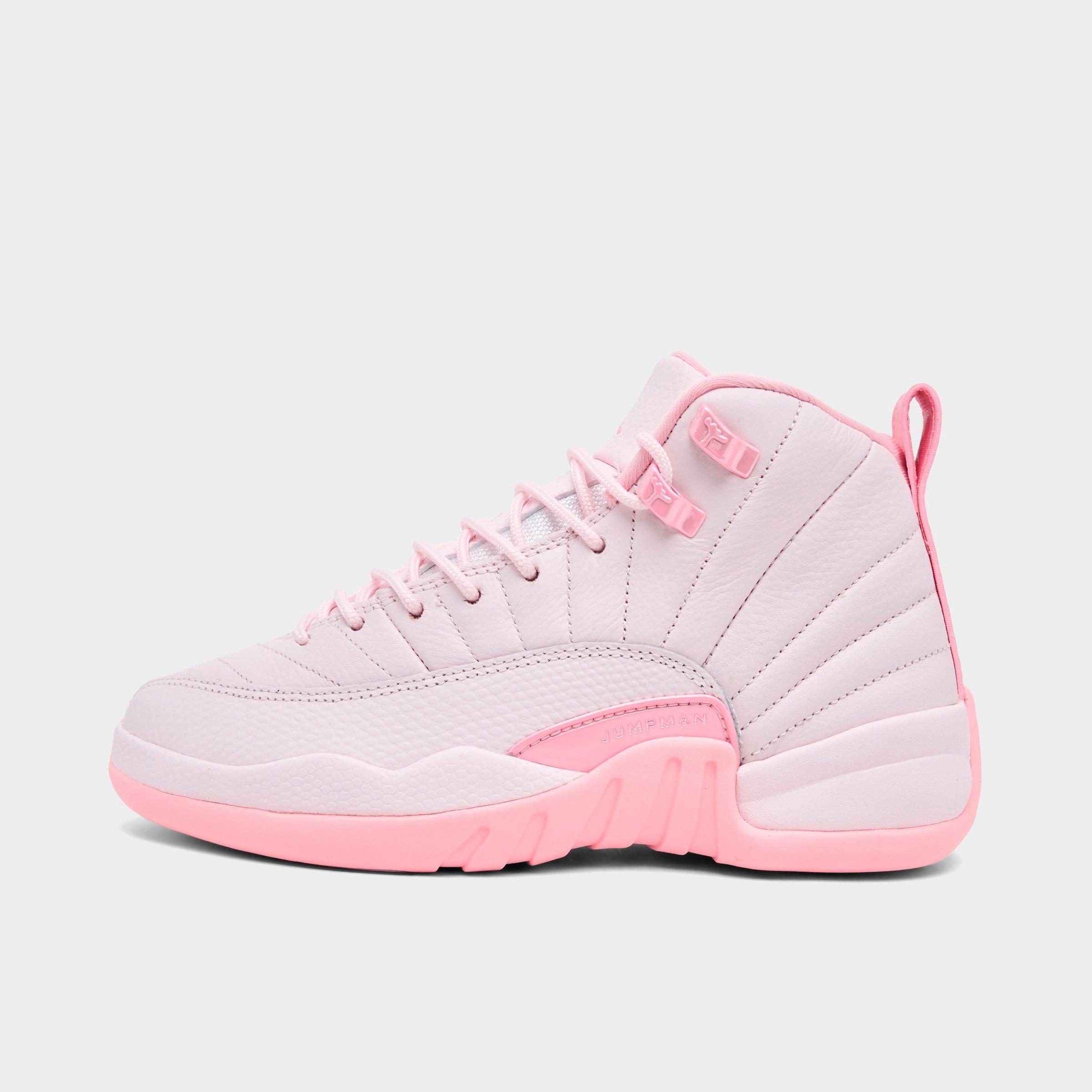Ragazza in posa, vista dal basso, scarpe da ginnastica rosa, gambe