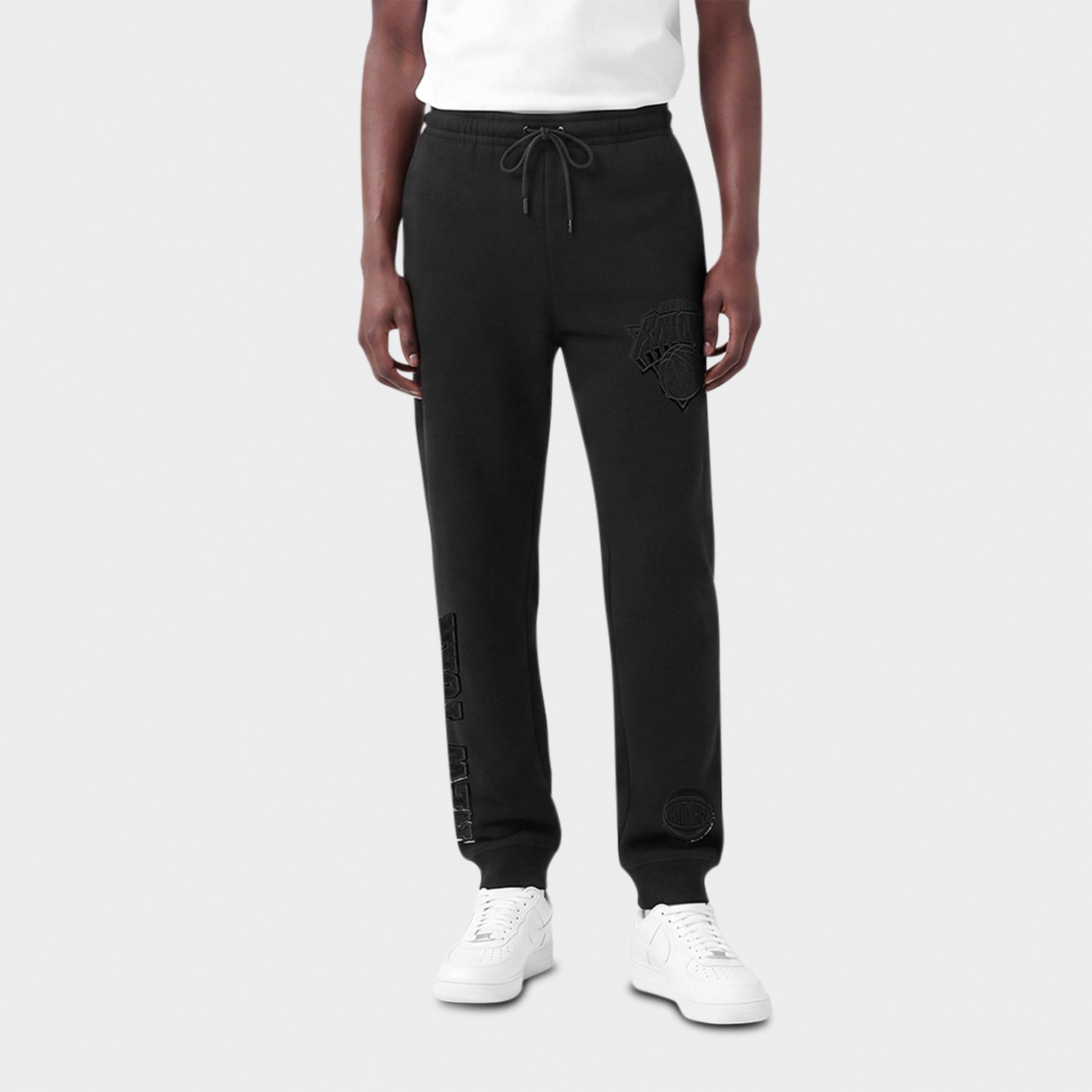 Men's Pro Standard New York Knicks NBA Classic Chenille Triple Black Fleece Jogger Pants