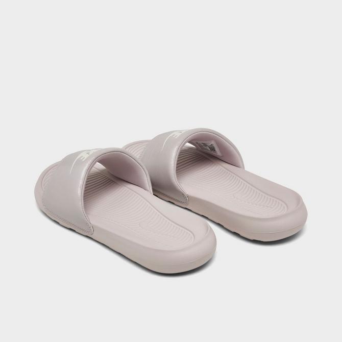 Nike benassi hot sale slides platinum