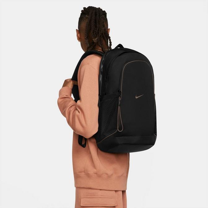 nike sportswear essentials 