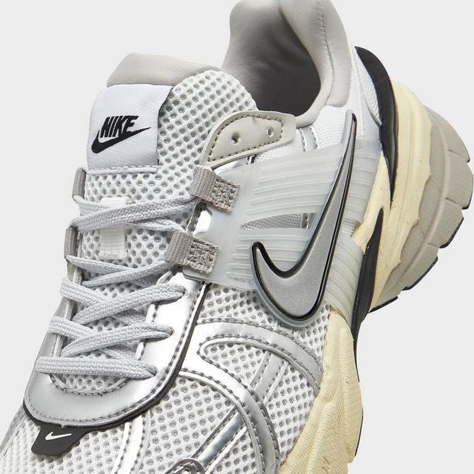 Nike silver cheap running shoes