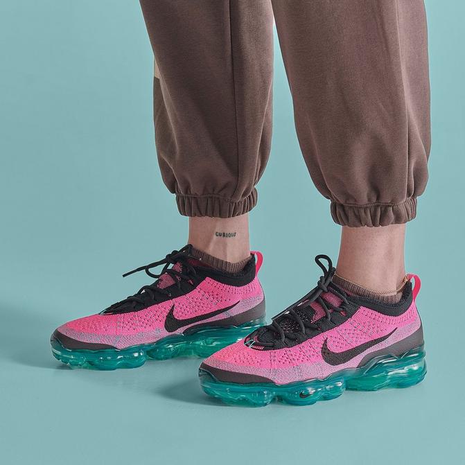 Black and best sale pink vapormax flyknit