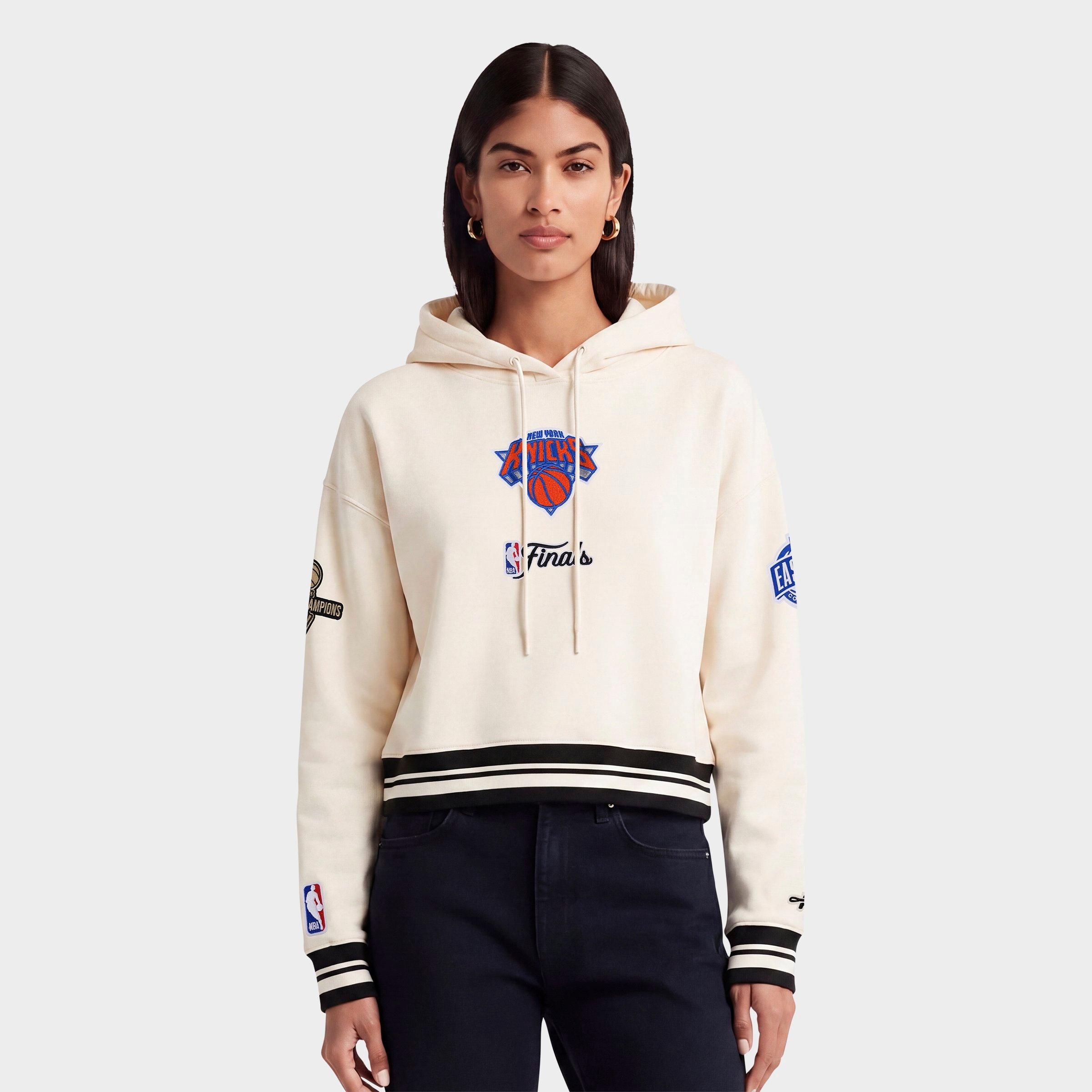 Pro Standard Women's New York Knicks NBA Classic Fleece Cropped Pullover Hoodie in Eggshell/Black Size: Medium