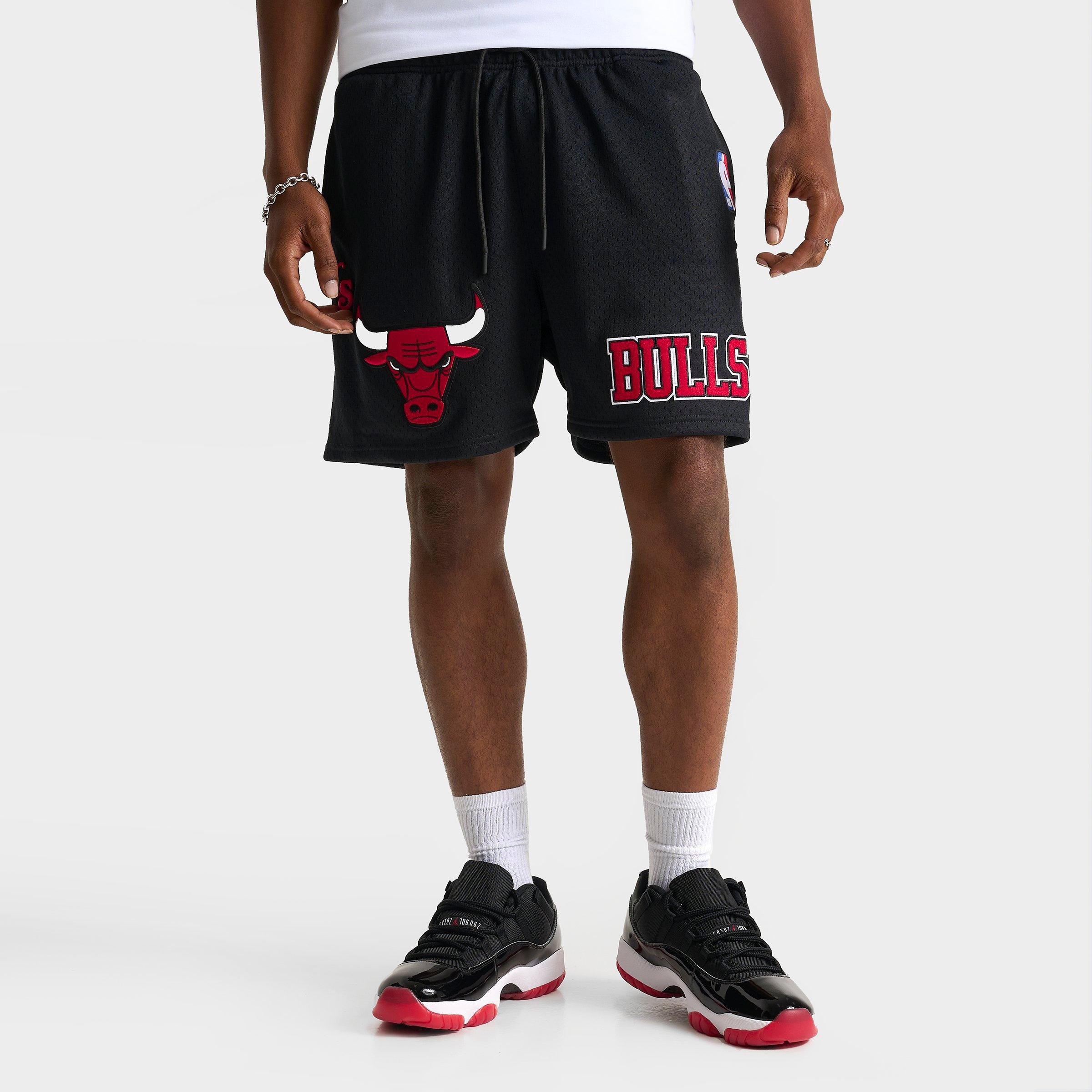 Pro Standard Men's Chicago Bulls NBA Souvenir Mesh Shorts in Black/Red Size: Small