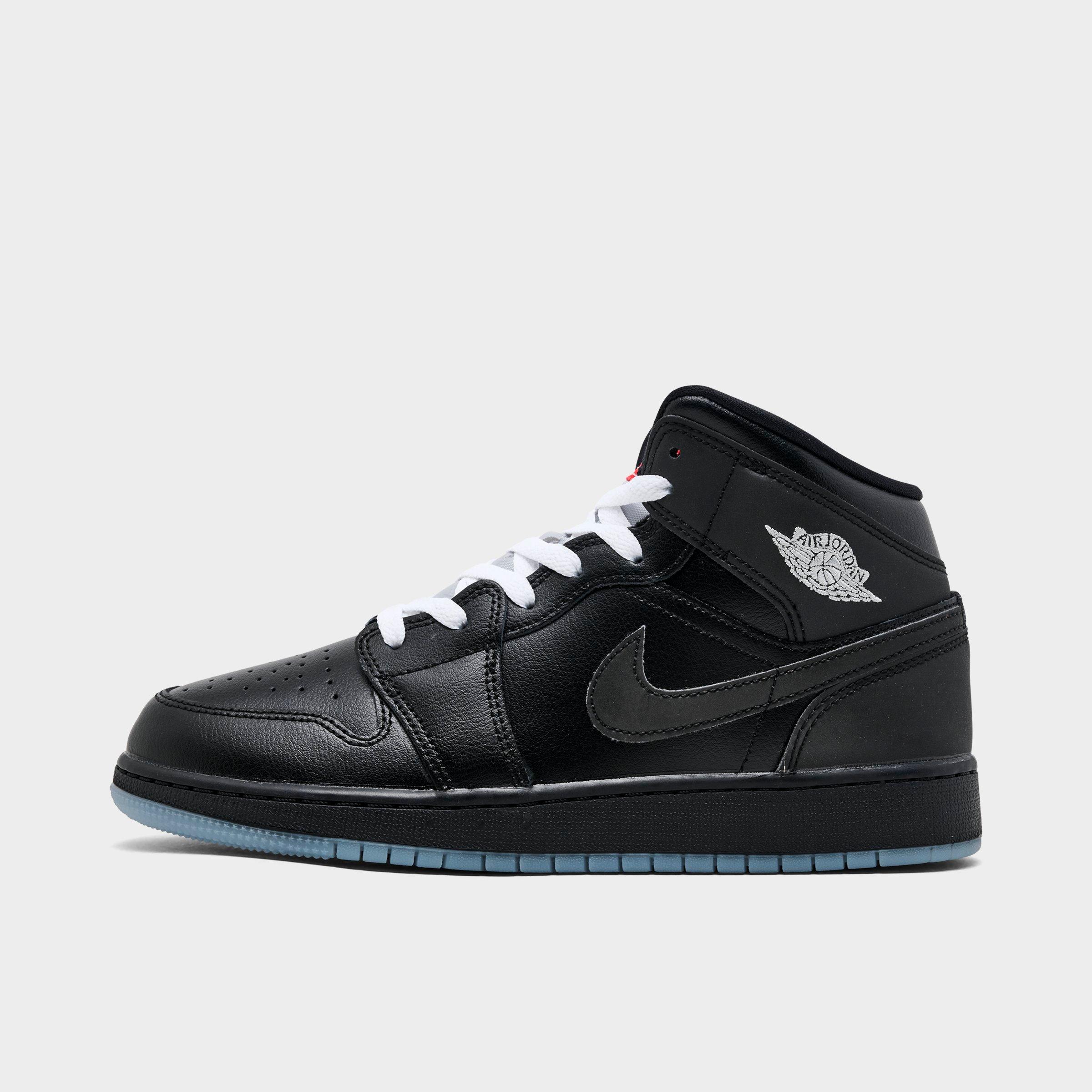 Jordan Big Kids Air Retro 1 Mid Casual Shoes in Black/White Size: 4