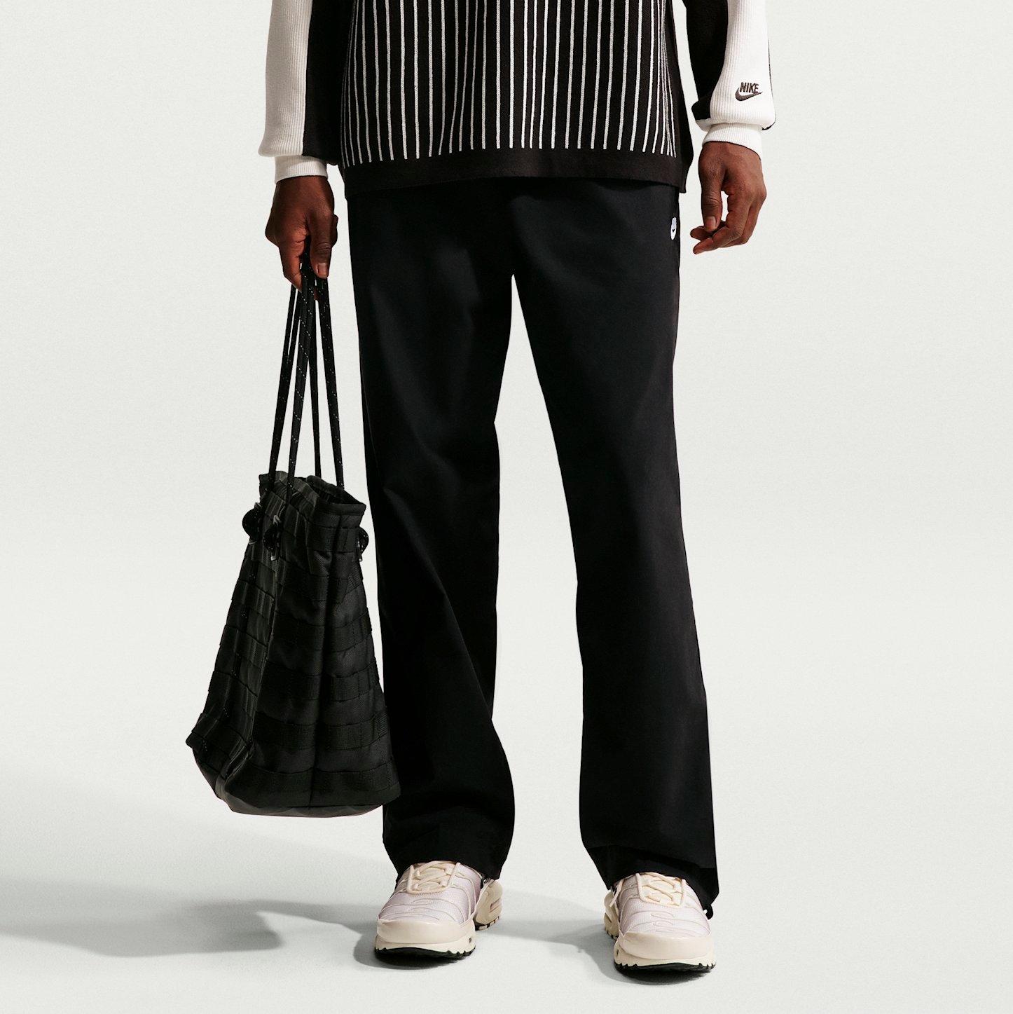 Nike Men's Sportswear Club Barcelona Woven Pants in Black/White Size: Small